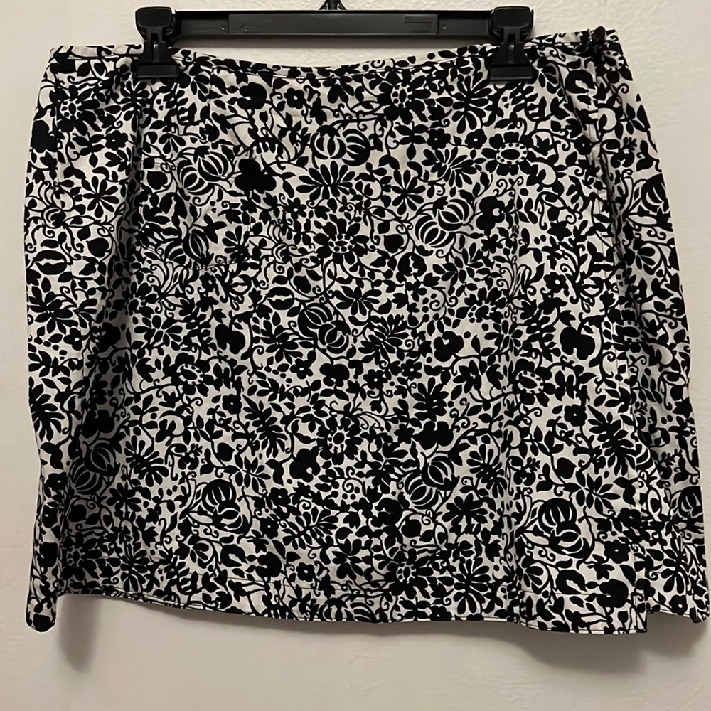 Black and white flower print skort
